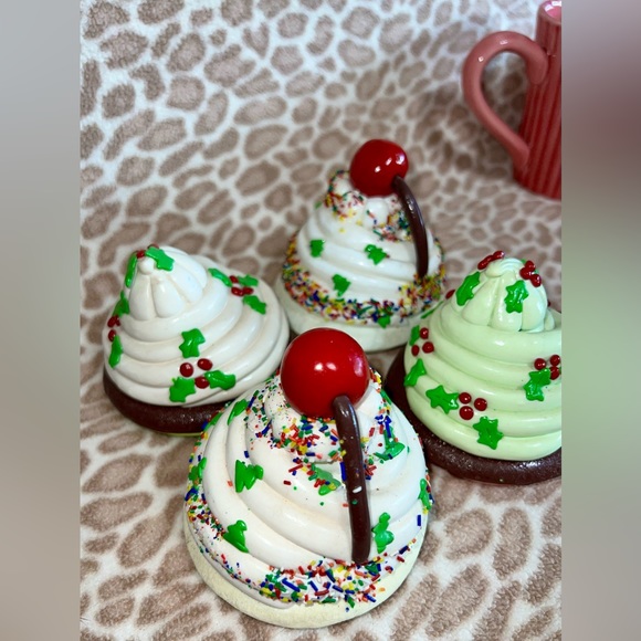 Christmas Cupcake Shape Coffee Mug Cup By Ganz Whipped Cream Holly Lid 3pc - Picture 7 of 13